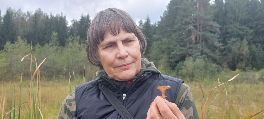 Gamtos tyrinėtoja Zina Jokšienė rankoje laiko rastą grybą