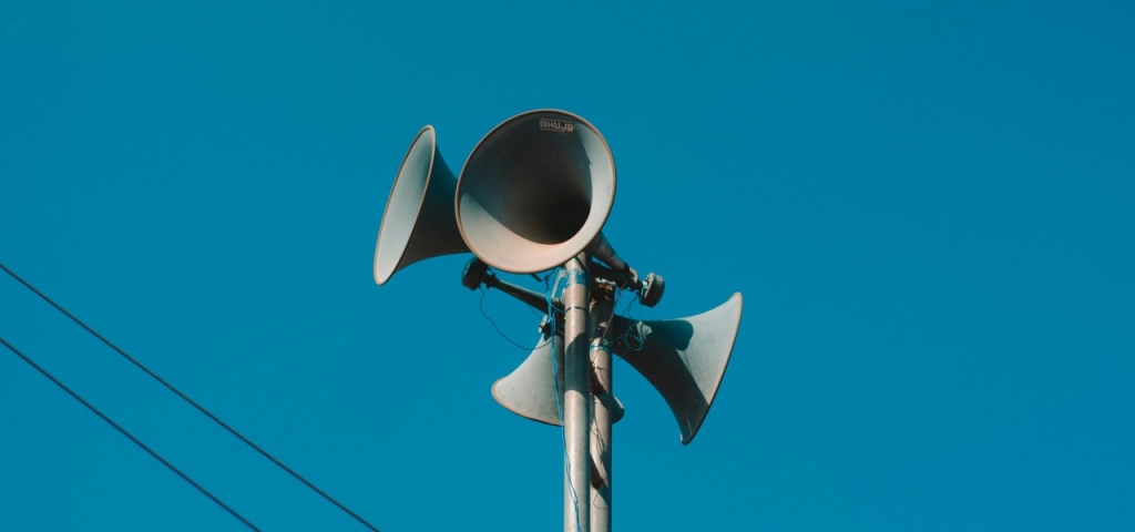 Megafonai mėlyname danguje