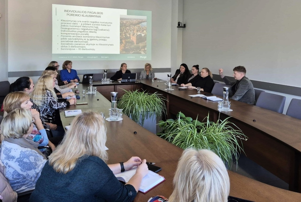 Susitikimo dalyviai posėdžių salėje
