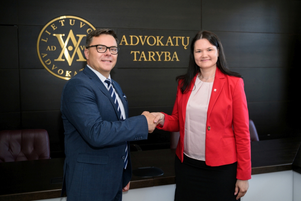 Advokatų tarybos pirmininkas Mindaugas Kukaitis ir Lietuvos Carito generalinė sekretorė Milita Žičkutė-Lindžienė