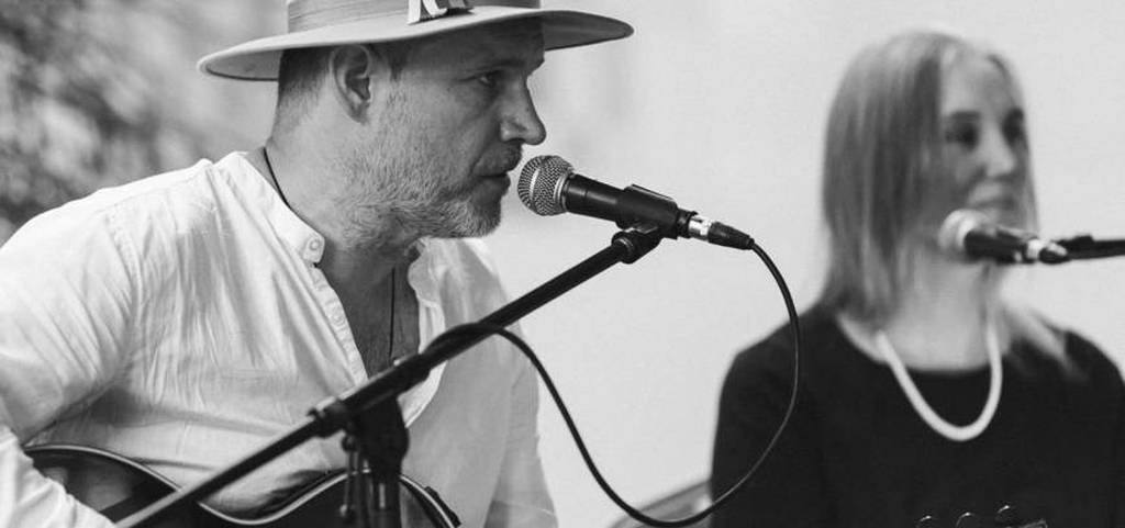 Jonas Baltokas ir Daiva prie mikrofono