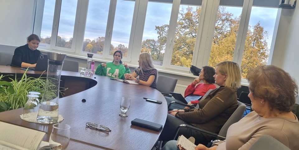 Susitikimo dalyviai posėdžių salėje