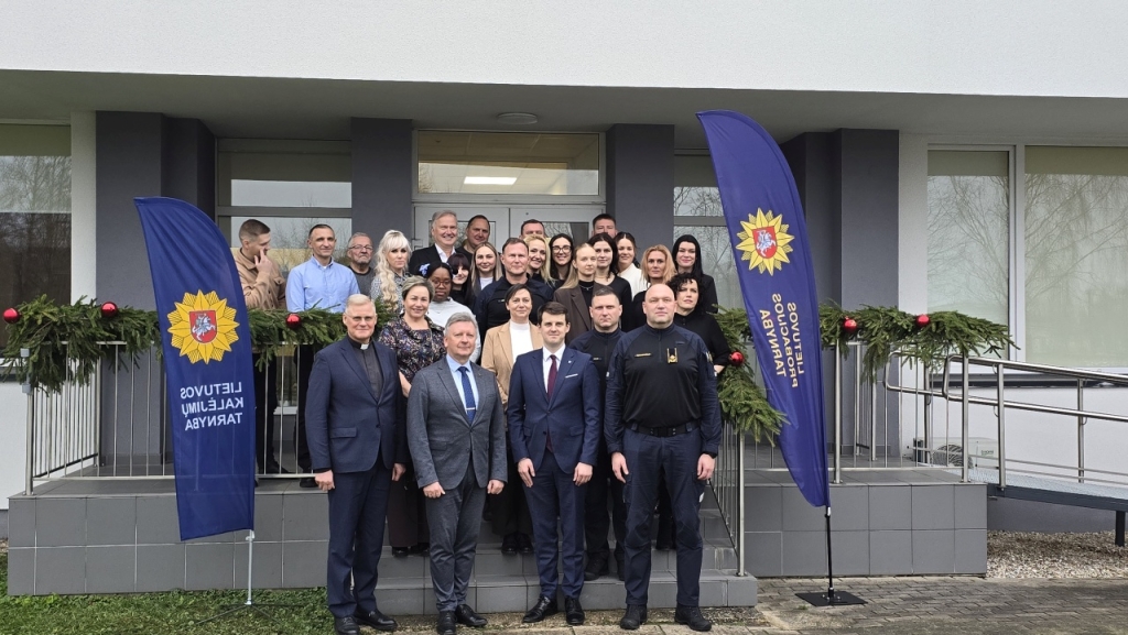 Susitikimo dalyviai ant laiptų prie įėjimo