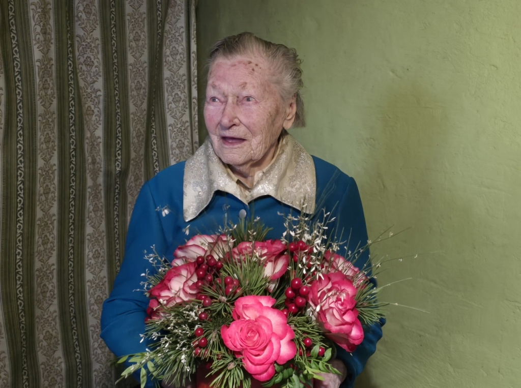 Agrifinai Einikytė su gėlėmis