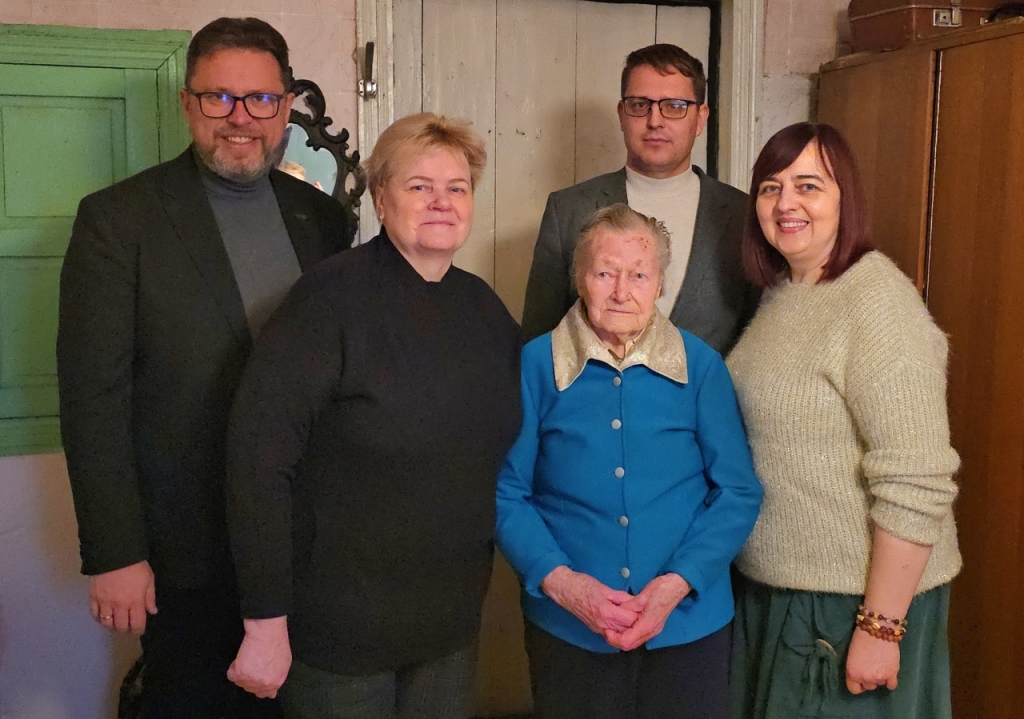 iš kairės: vicemeras Žydrūnas Purauskis, dukterėčia Rūta Dajorienė, Agrifina Einikytė, seniūnas Martynas Stančikas, bendruomenės pirmininkė Aušra Juškienė