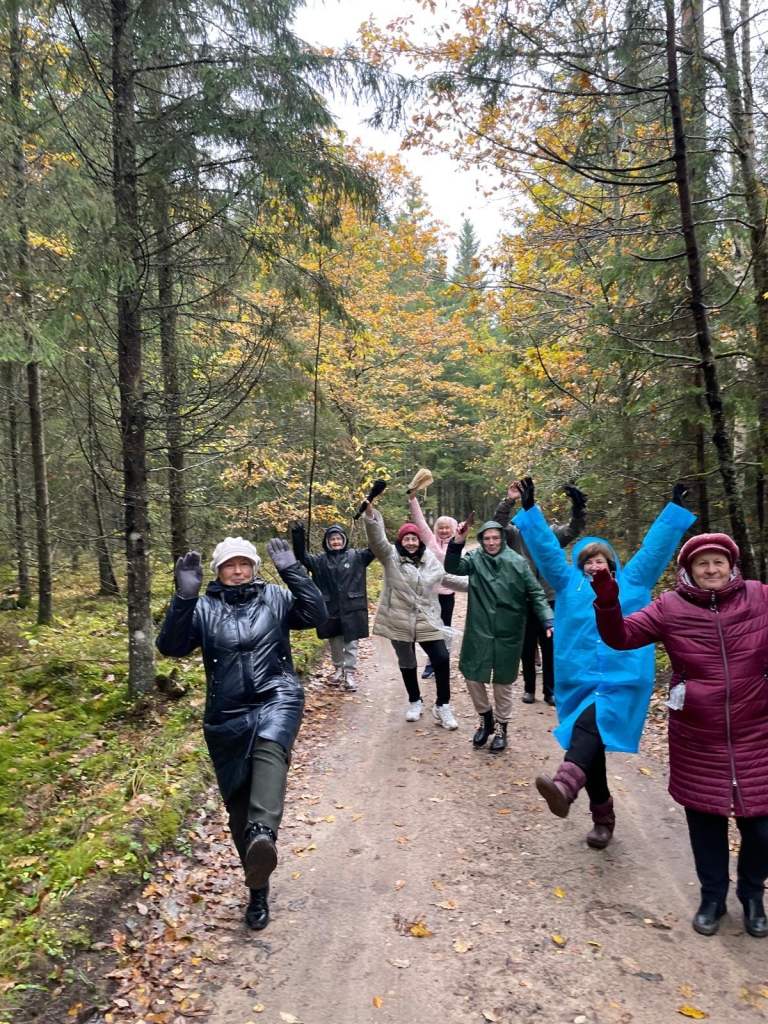 Projekto dalyviai miške