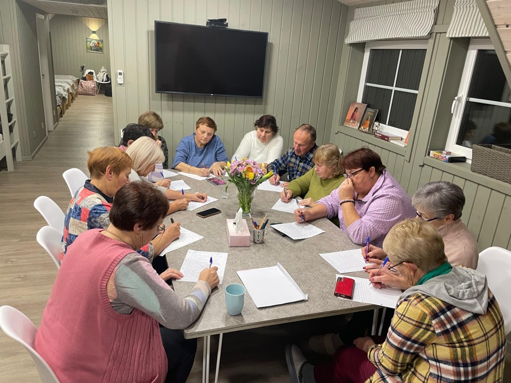 Projekto dalyviai rašo