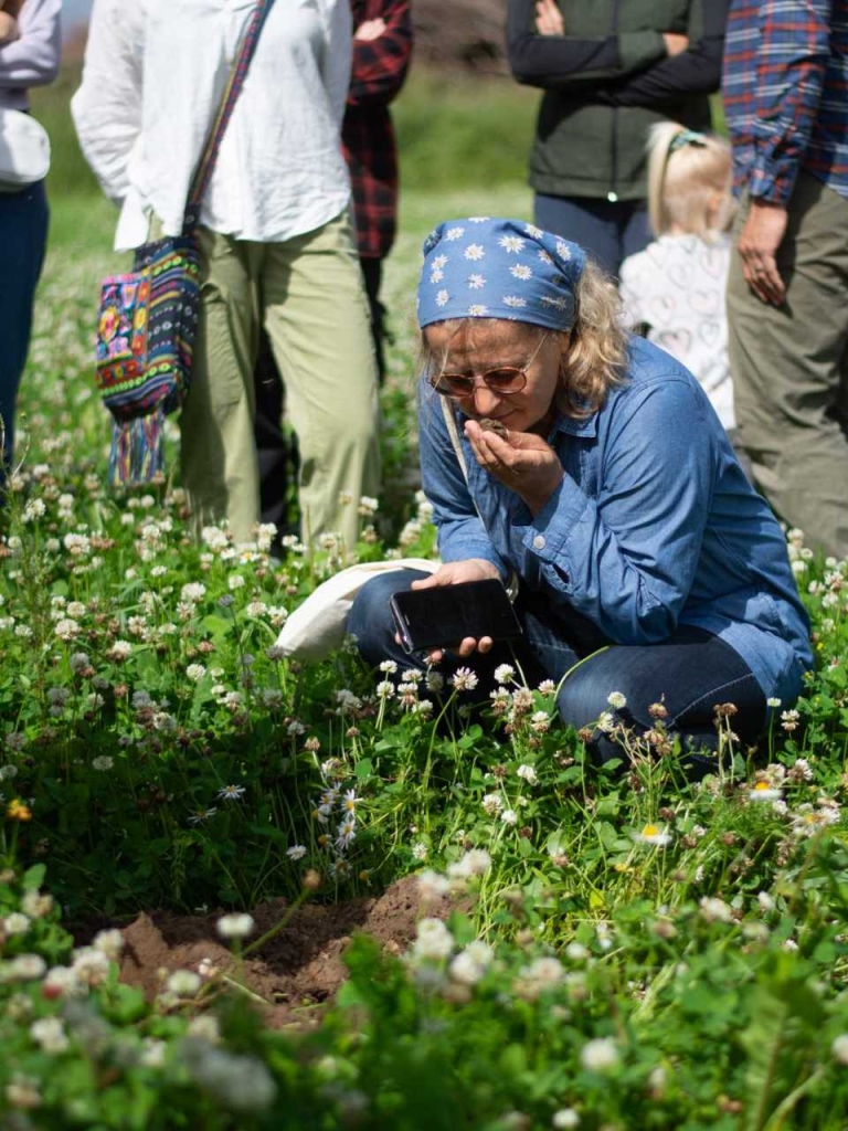 Moteris uosto dirvožemį