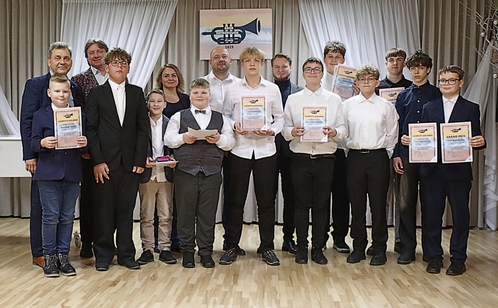 Artūro Urniežiaus ir Vidmanto Žilinsko mokiniai bei komisijos nariai