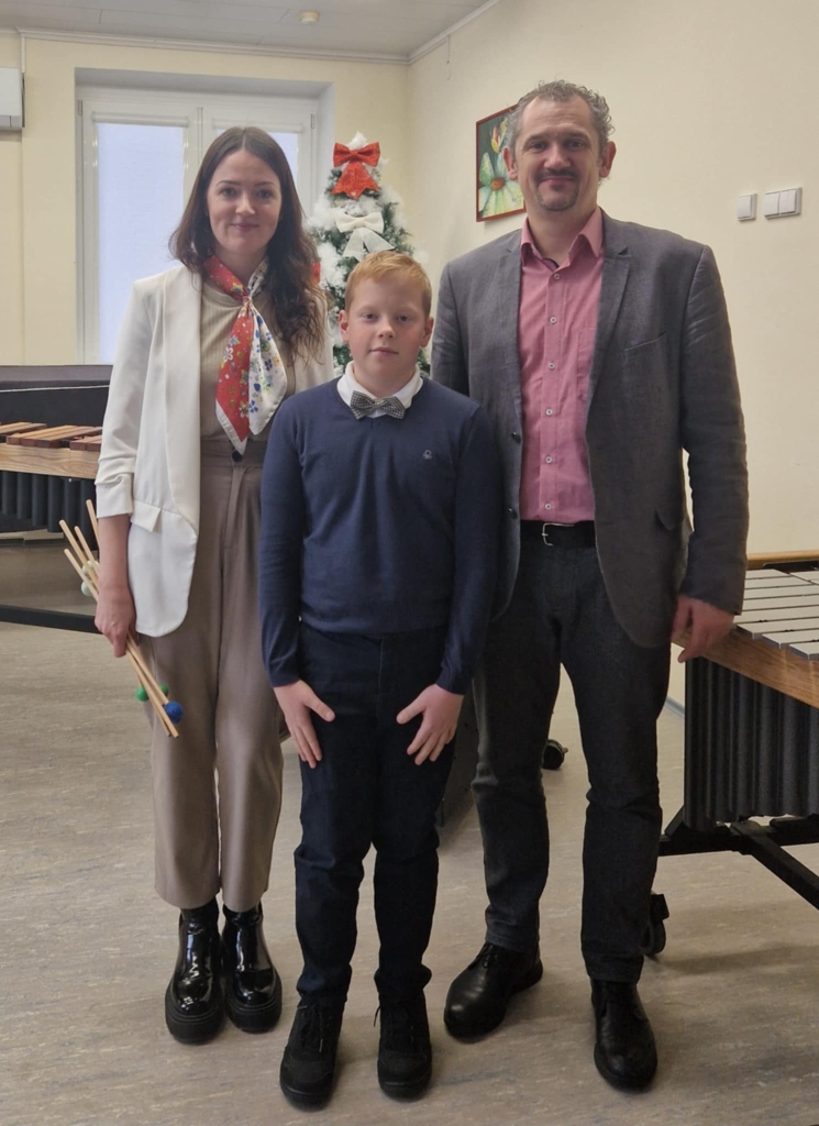 Mokytoja Ingrida Jonušė, koncertmeisteris Mantas Liutikas ir Gvidas Kniukšta