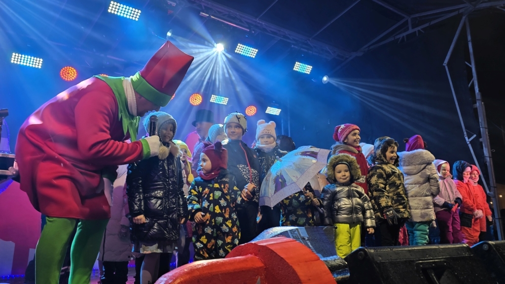 Kalėdų senis kalbina vaikus