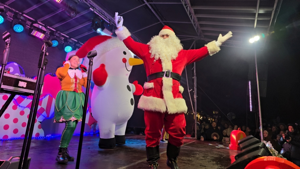 Kalėdų senelis su palyda scenoje