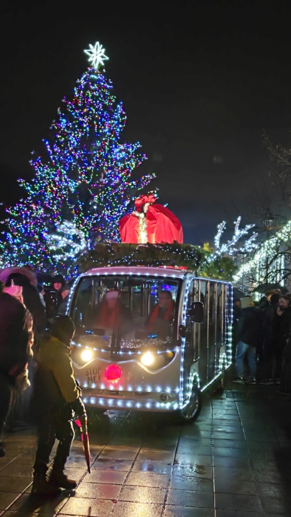 Kalėdomobilis prie eglės