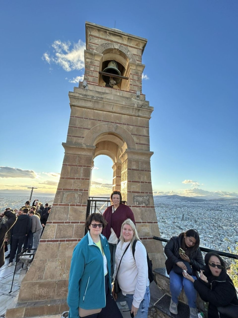 Prie varpinės sustoję mokymų dalyviai.