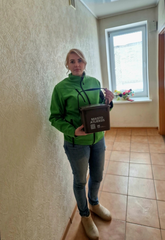 Moteris laiko rankose specialų 5 litrų talpos kibirėlį maisto atliekoms surinkti