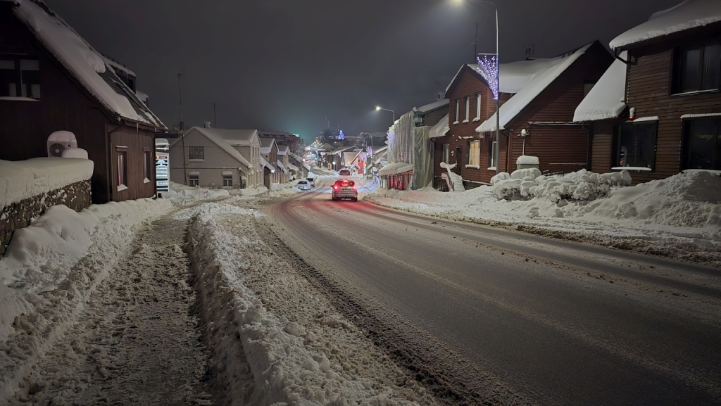 Taip šįvakar atrodo J. Tumo-Vaižganto gatvė, iš jos išvežus sniegą