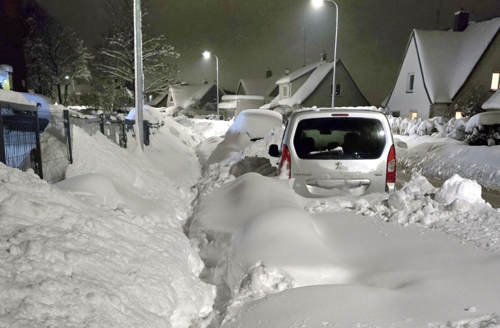 Apsnigti užpustyti automobiliai gatvėje
