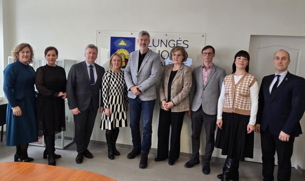 Užimtumo tarnybos direktorė Inga Balnanosienė ir patarėjas Liudas Dapkus, savivaldybės atstovai