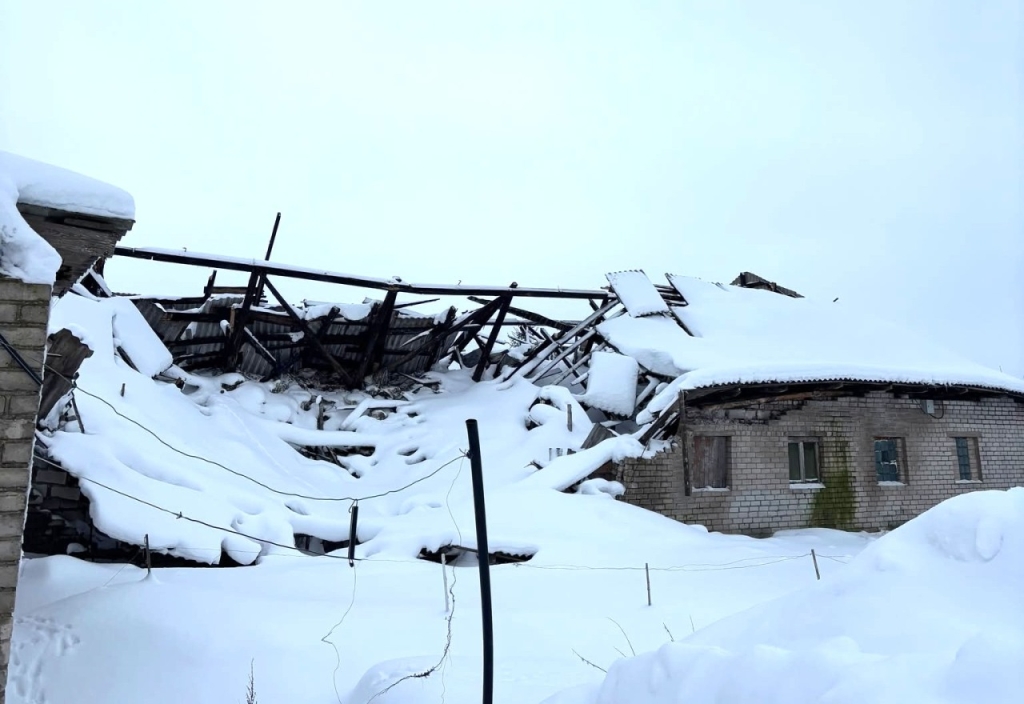 Įlūžęs ūkinio pastato stogas