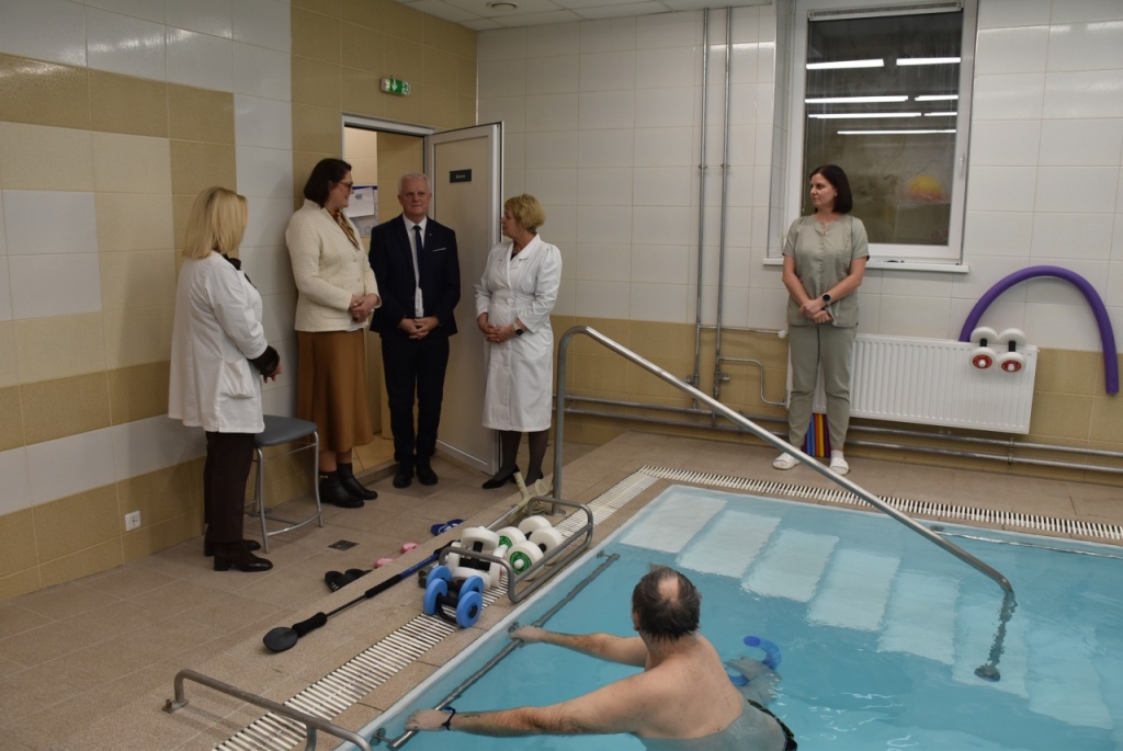 Svečiai prie baseino