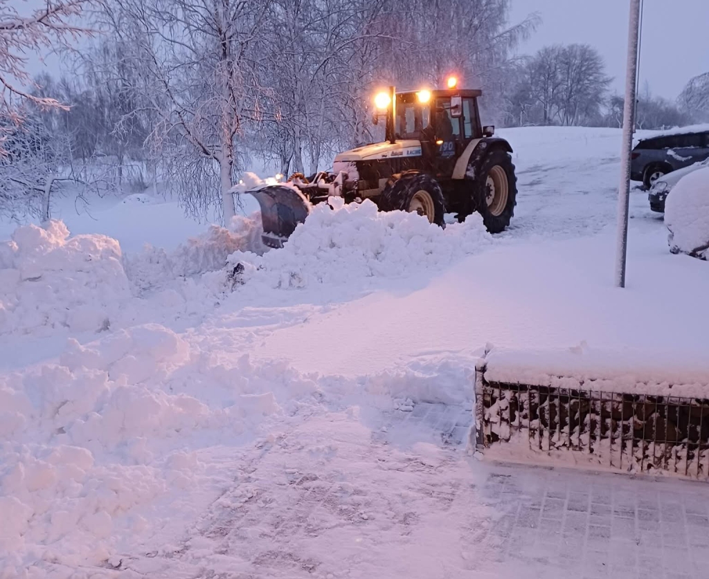 Traktorius stumia sniegą