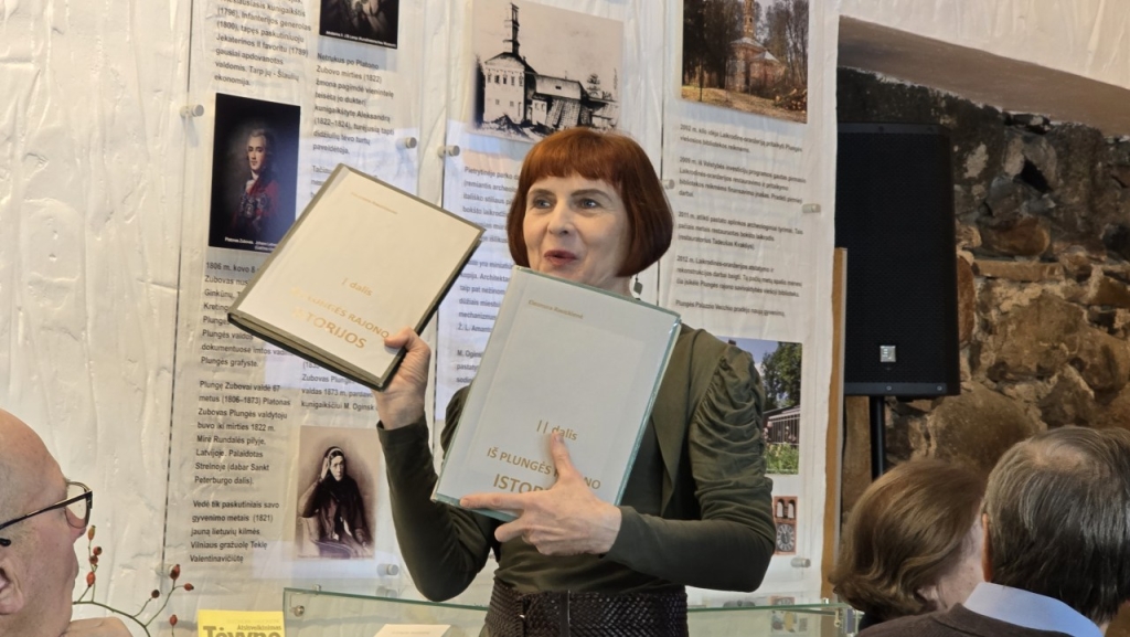 Otilija Juozpaitienė rodo Eleonoros Ravickienės rankraščius