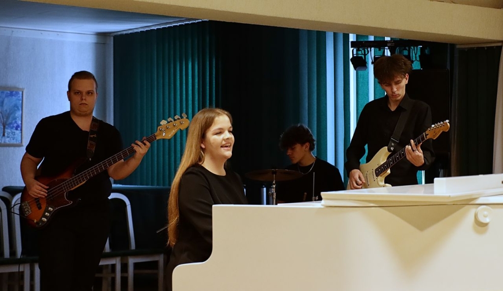 Pianinu grojanti ir dainuojanti mergaitė. 