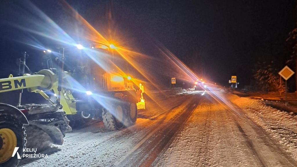 Kelių valymas žiemos naktį