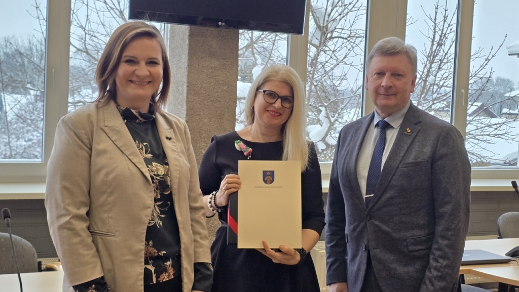 Savivaldybės meras Audrius Klišonis, mero patarėja Anastasija Bojog ir Plungės krizių centro atstovė