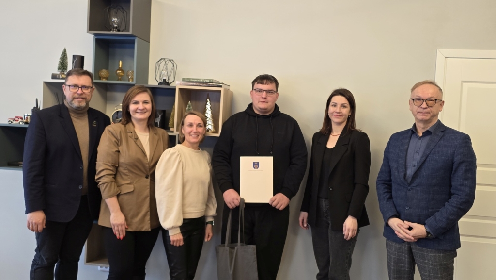 Eimantas Mišeikis (centre)