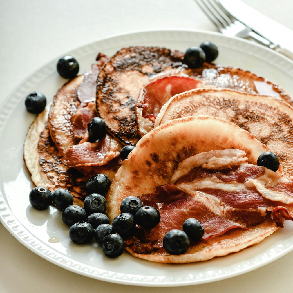 Blyneliai su uogomis ir šonine lėkštėje