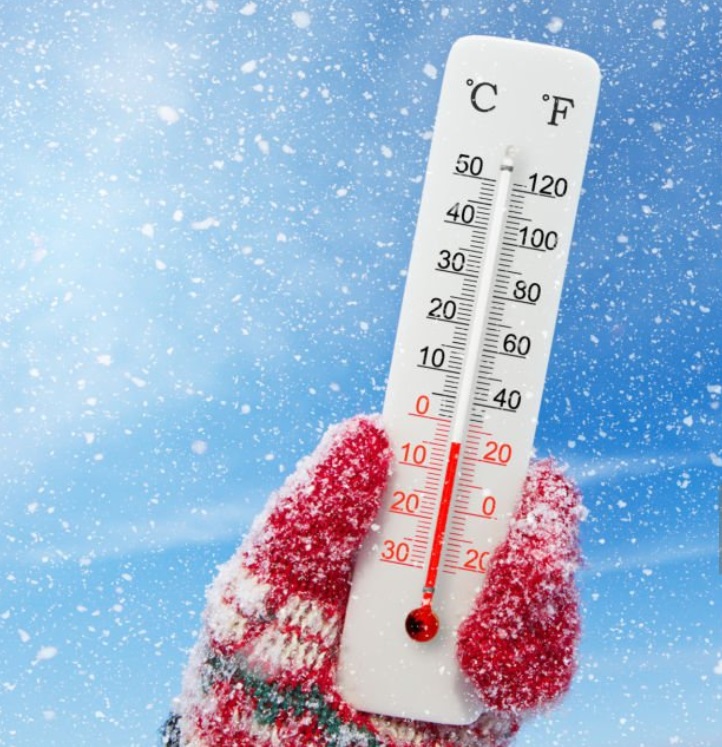 Ranka su pirštine laiko termometrą