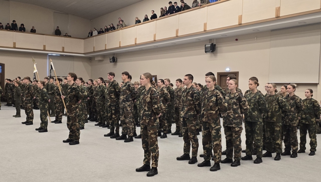 Visi dalyviai, išsirikiavę salėje