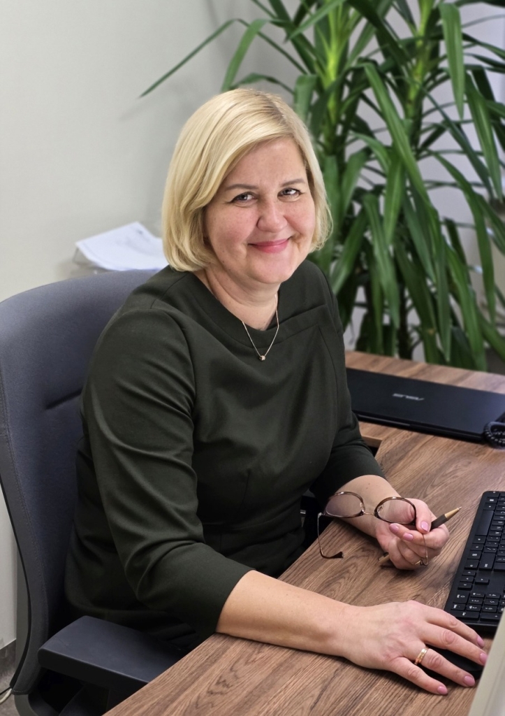 Daiva Mažeikienė prie kompiuterio