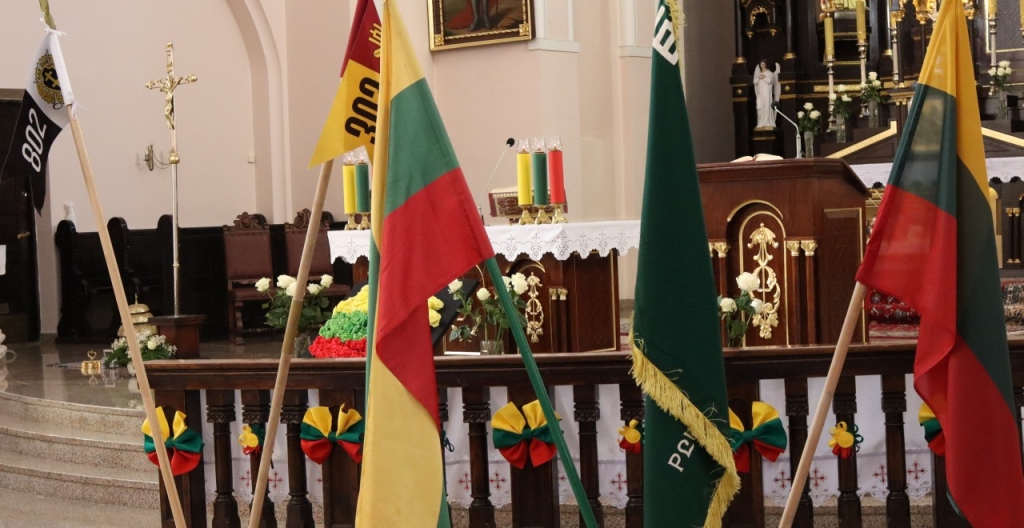 Lietuvos vėliavos Plungės bažnyčioje