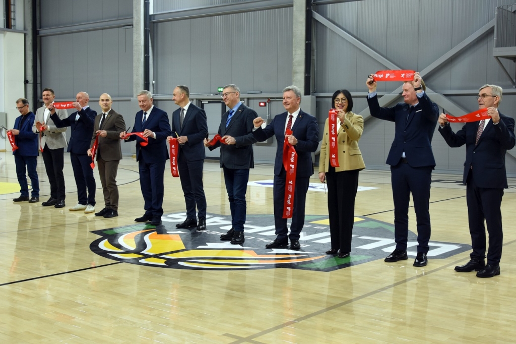 Perkirpta simbolinė Plungės sporto arenos atidarymo juostelė