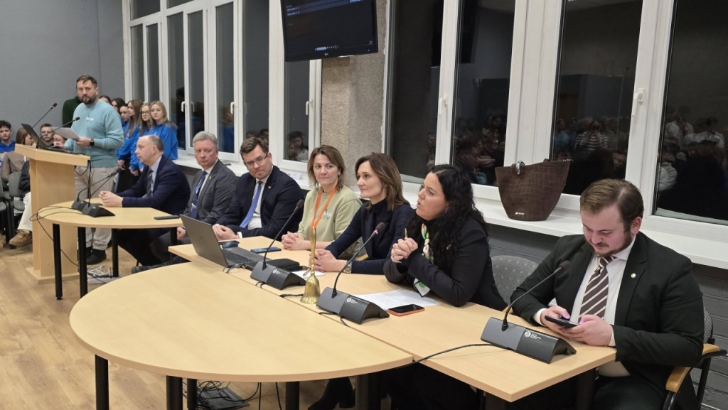 Diskusijos posėdžių salėje