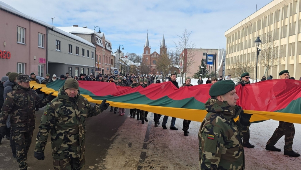 Plungės šauliai neša Lietuvos vėliavą