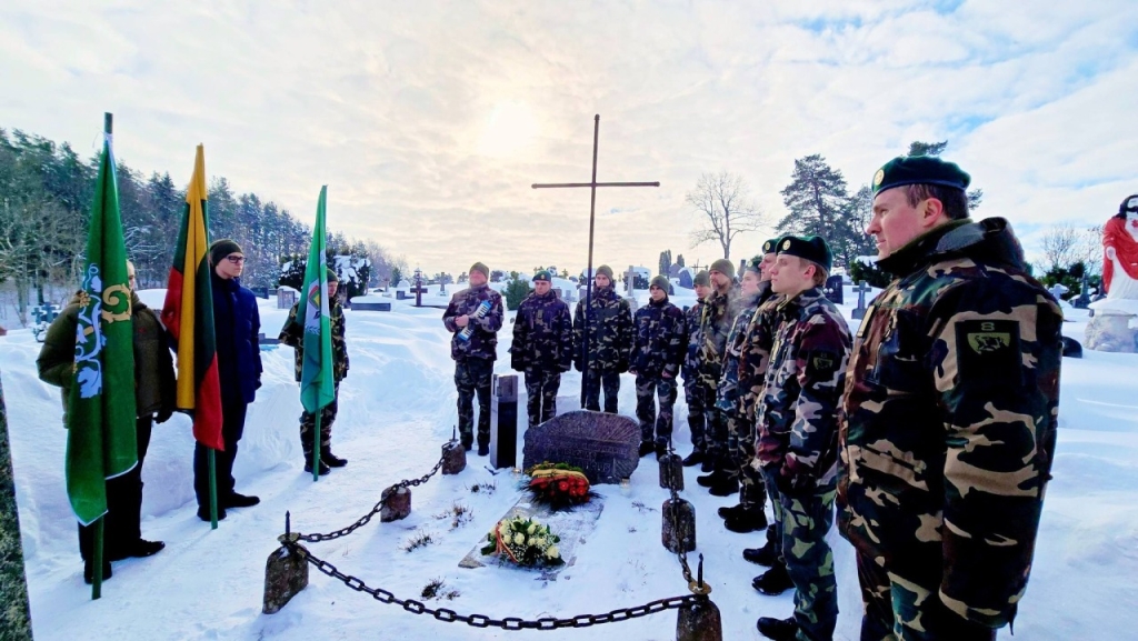 Savanorių rikiuotė prie signataro Stanislovo Narutavičiaus kapo