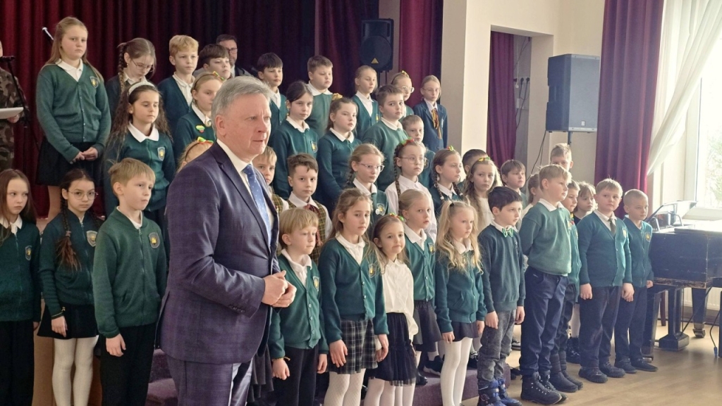 Meras Audrius Klišonis šalia vaikų