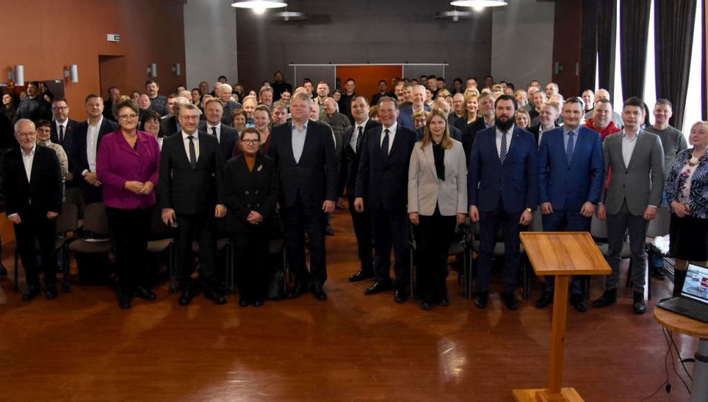 Konferencijos dalyviai pozuoja bendrai nuotraukai