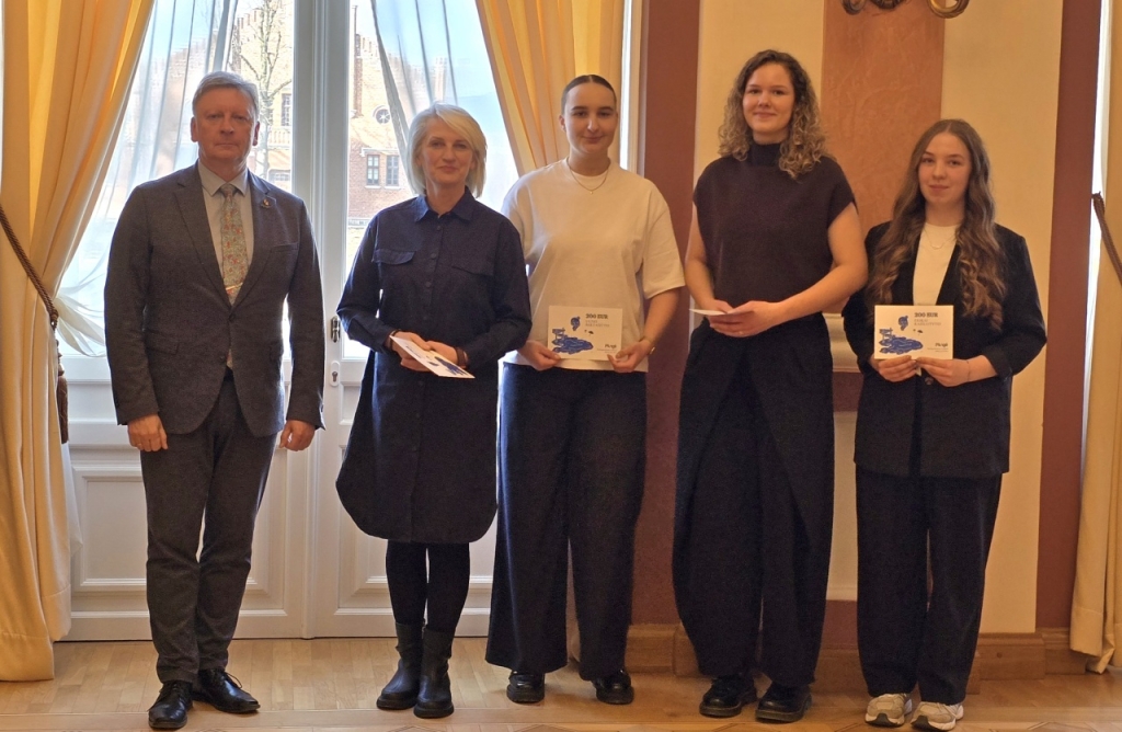 Meras Audrius Klišonis, trenerė Edita Lapienė ir jaunosios krepšininkės