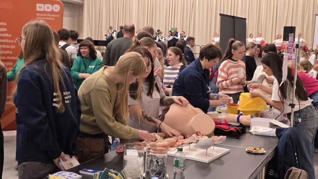 Karjeros dienos dalyviai apžiūri medikų darbo priemones