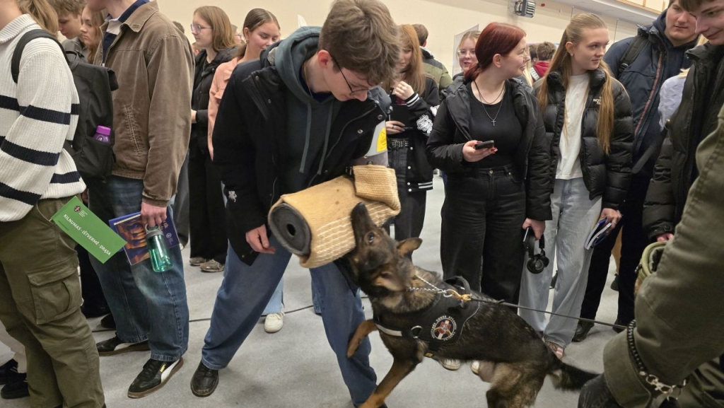 Susitikimo dalyviai ir šuo