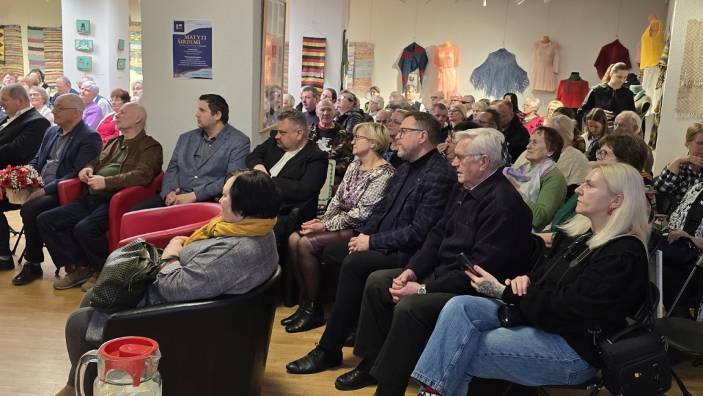 Salės vaizdas, parodos pristatymo dalyviai