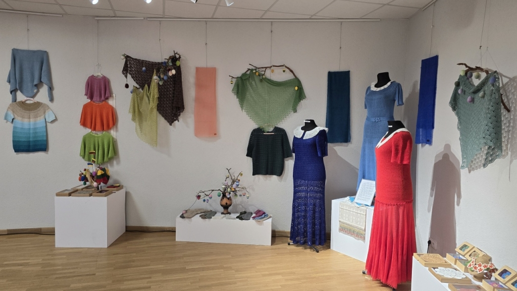 Parodos eksponatai: megztos suknelės, skaros, palaidinės, kojinės ir kt.