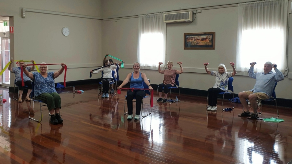 Pagyvenusių žmonių grupė, sportuojanti kartu