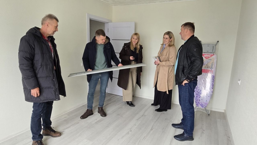 Komiteto nariai apžiūri butą