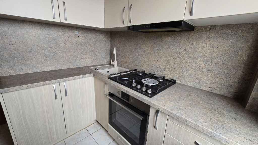 Įrengta virtuvė: viryklė, orkaitė, kriauklė, spintelės