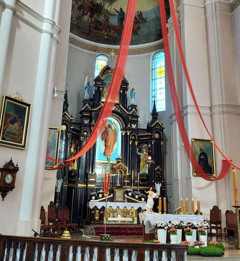 Papuoštas altorius su prisikėlusio Kristaus paveikslu